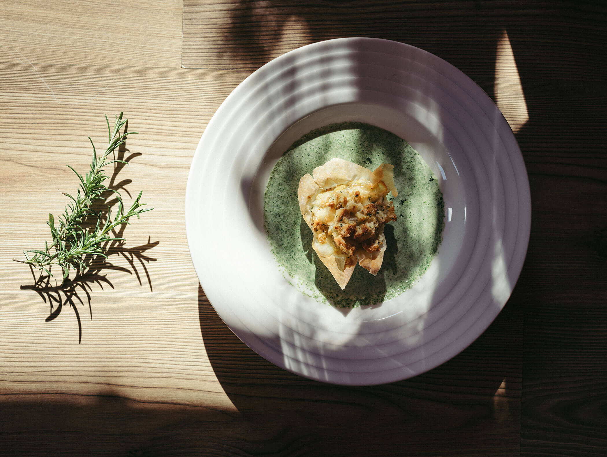 Piatto di antipasti dall'alto con erbe aromatiche accanto al piatto - Hofer