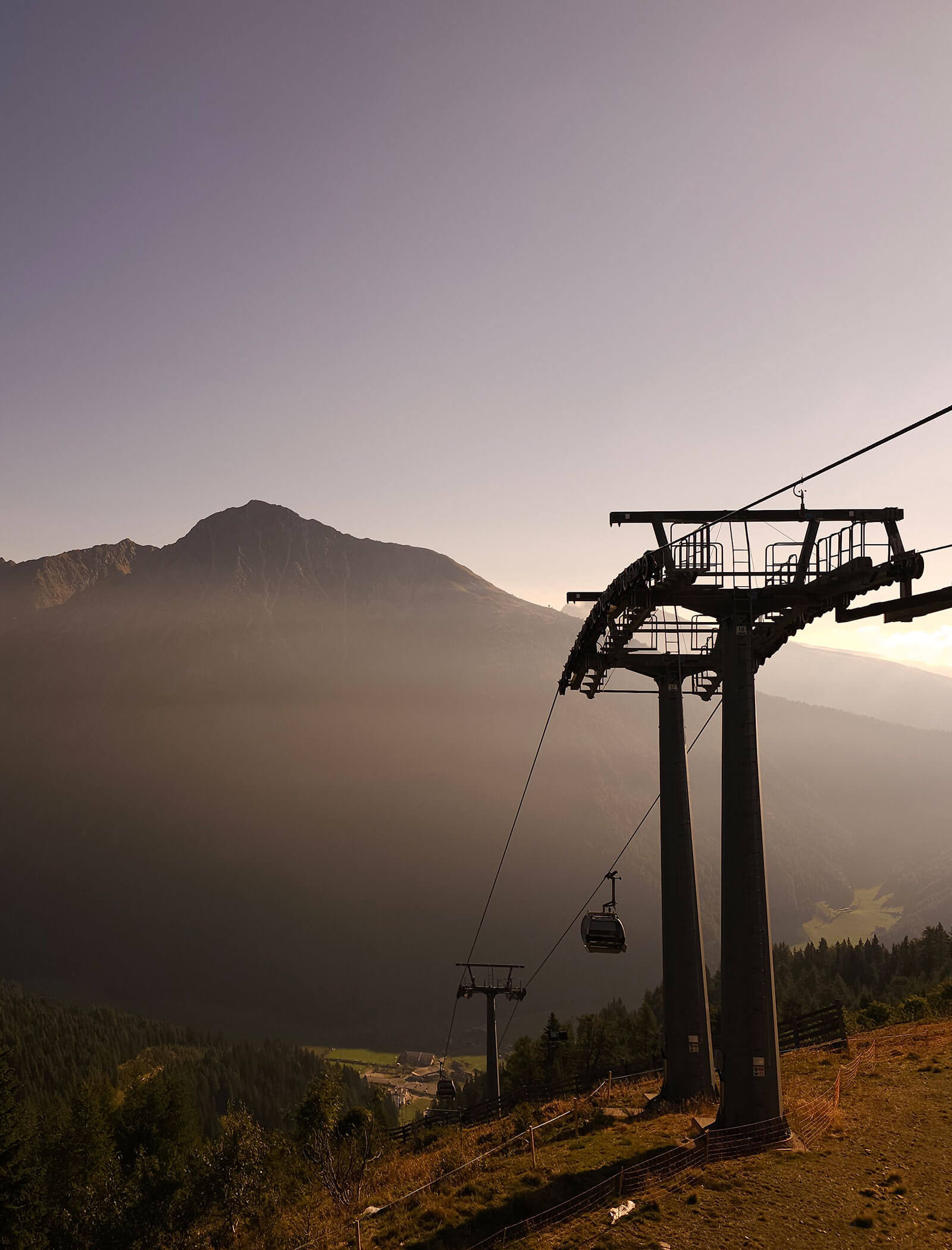 La cabinovia della regione turistica Gitschberg-Jochtal al sole della sera - Hofer