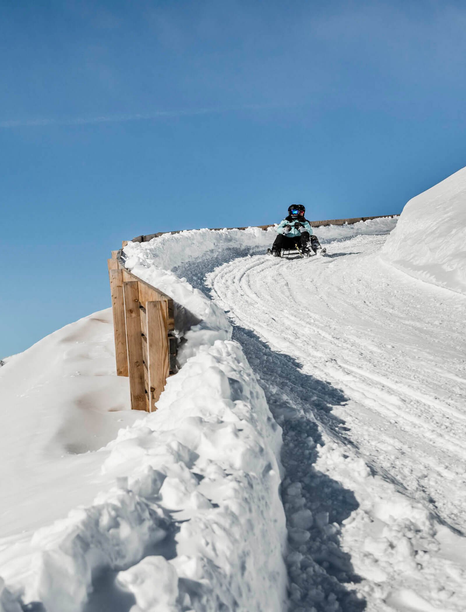 Zwei Personen auf der Rodelbahn - Hofer