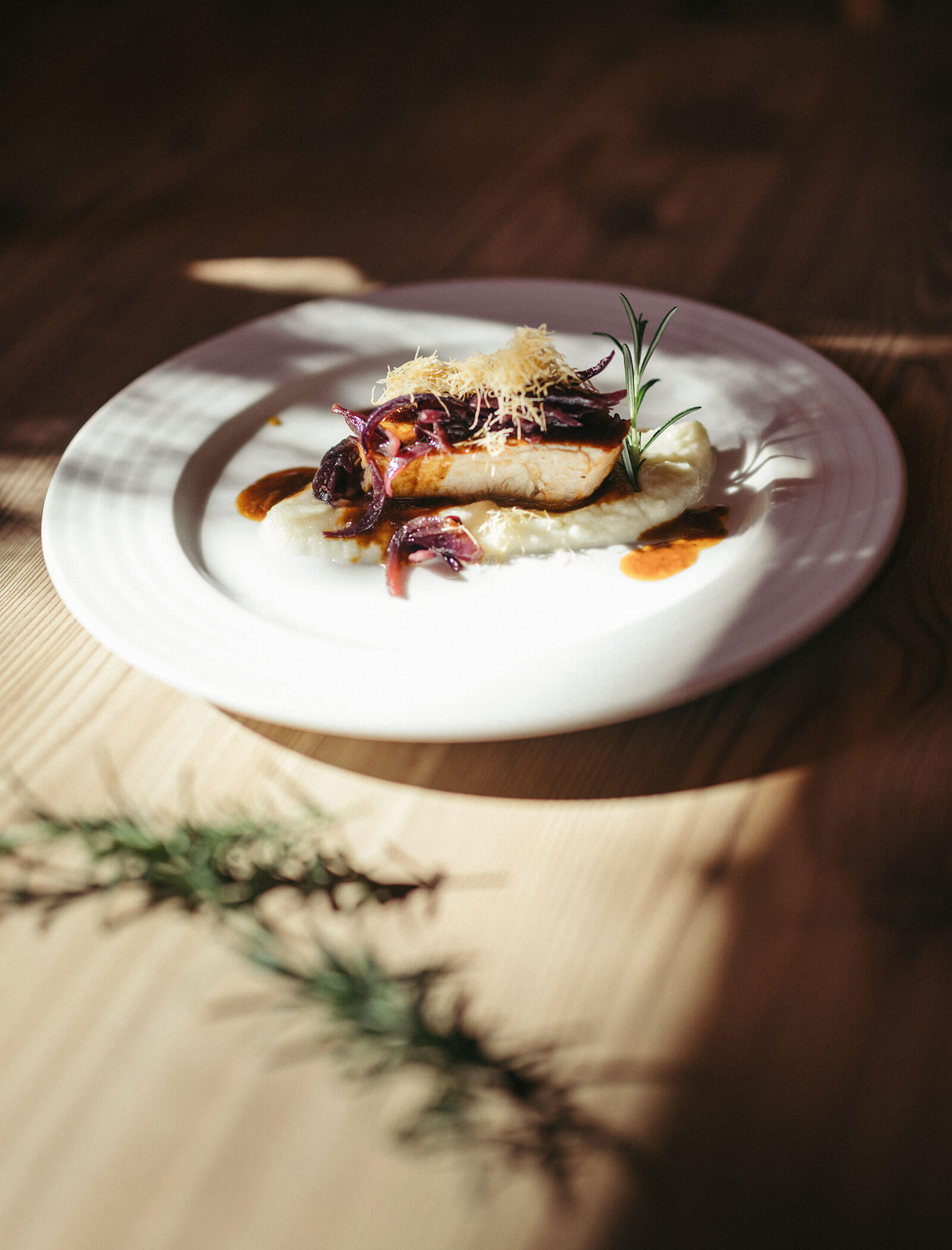 Ein Stück Fleisch auf Kartoffelpüree mit Blaukraut - Hofer