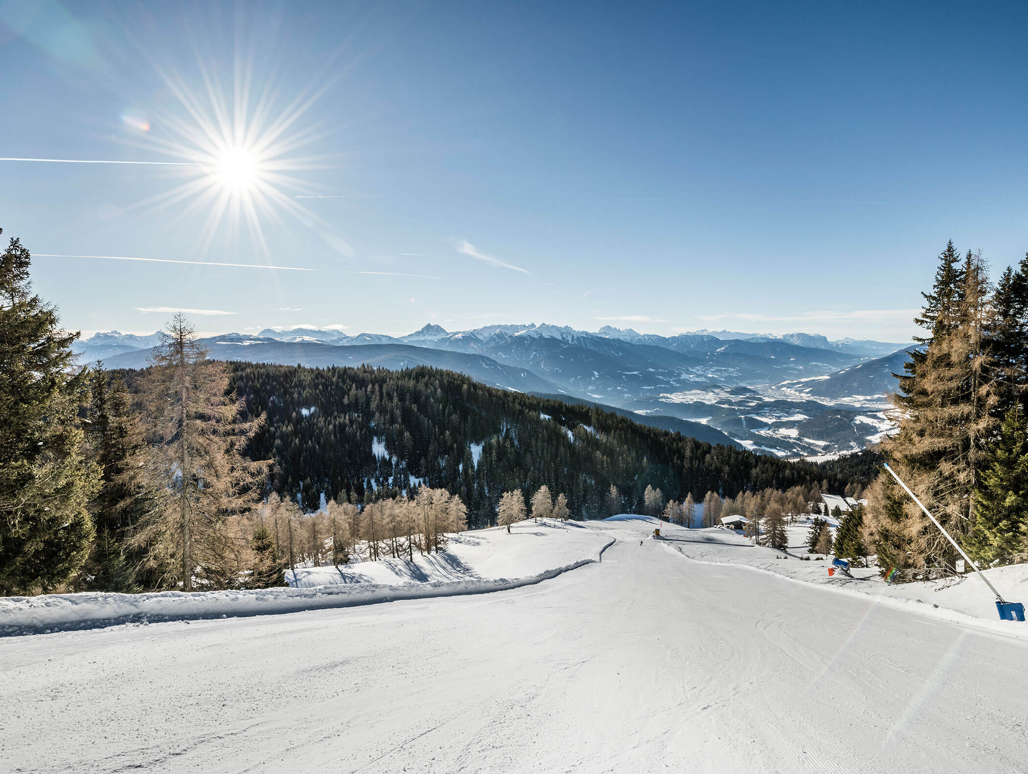 Skipiste im Skigebiet Gitschberg Jochtal mit Blick auf das Eisacktal - Hofer