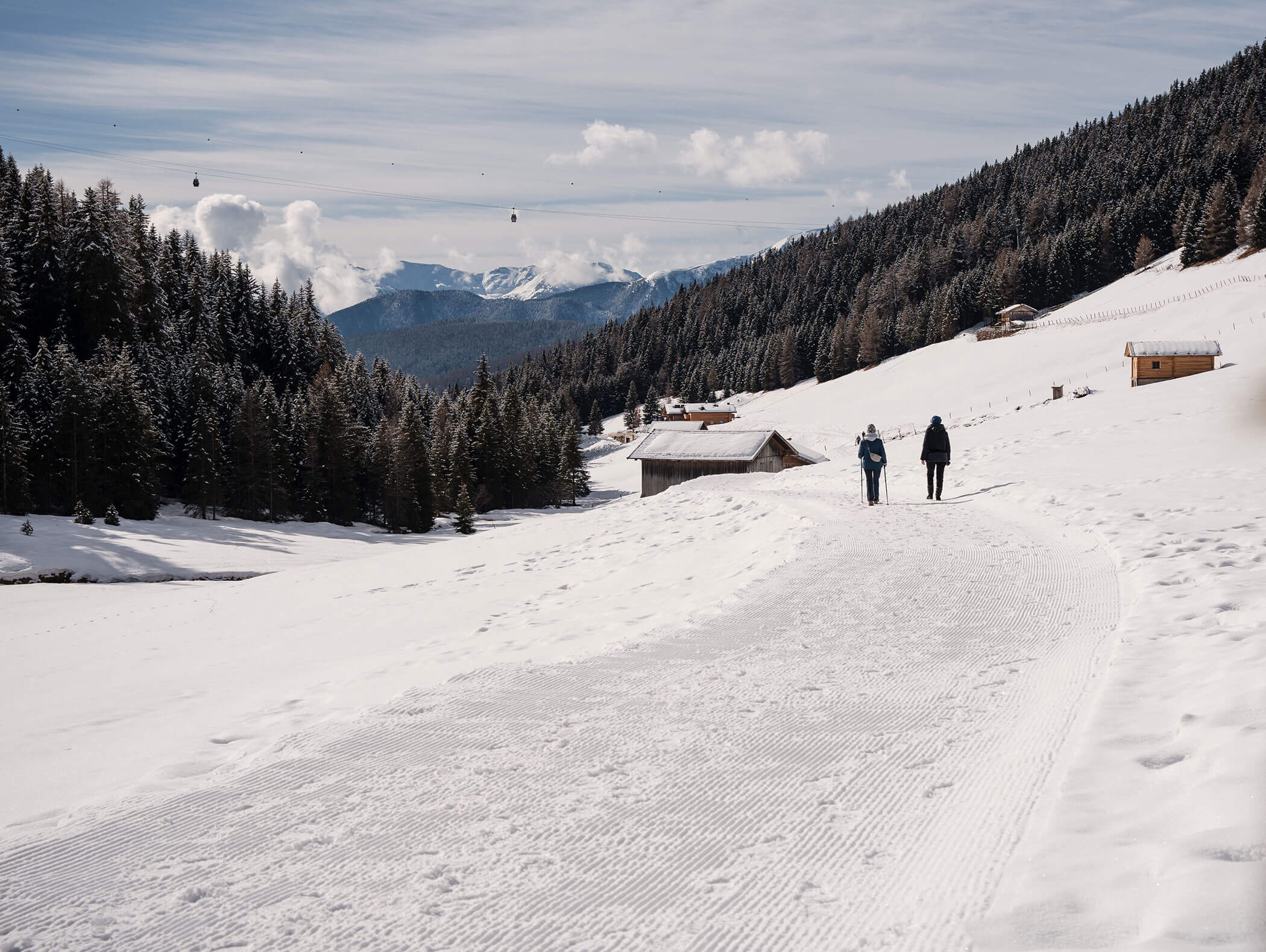 Zwei Wanderer beim Winterwandern in der Ferienregion Gitschberg Jochtal - Hofer