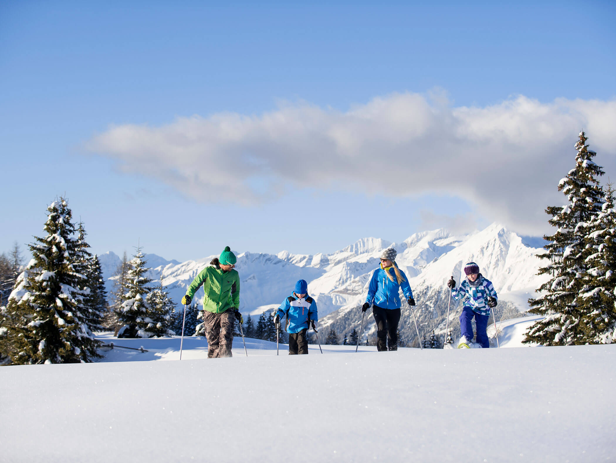 Eine Familie beim Schneeschuhwandern in den Südtiroler Dolomiten - Hofer